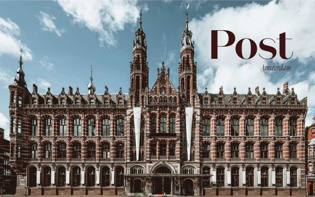 Vooraanzicht van het historische voormalige postkantoor aan de Nieuwezijds Voorburgwal in Amsterdam, nu bekend als Post Amsterdam.